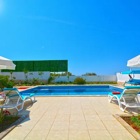Alisa Villa *